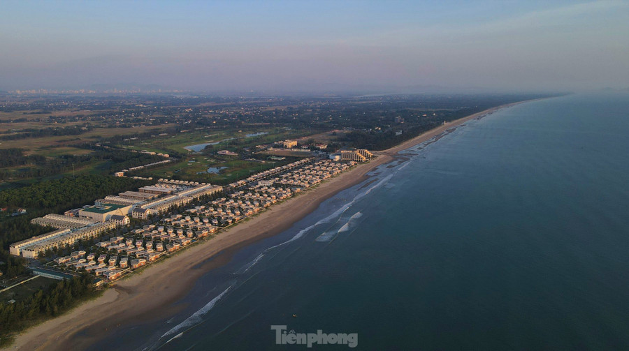 Biển Xuân Thành sở hữu bờ biển dài gần 5 km với bãi cát mịn cùng cảnh sắc tươi xanh. Nơi đây còn có hệ thống khách sạn, khu lưu trú cao cấp, hiện đại, đáp ứng nhu cầu cho du khách nghỉ dưỡng.