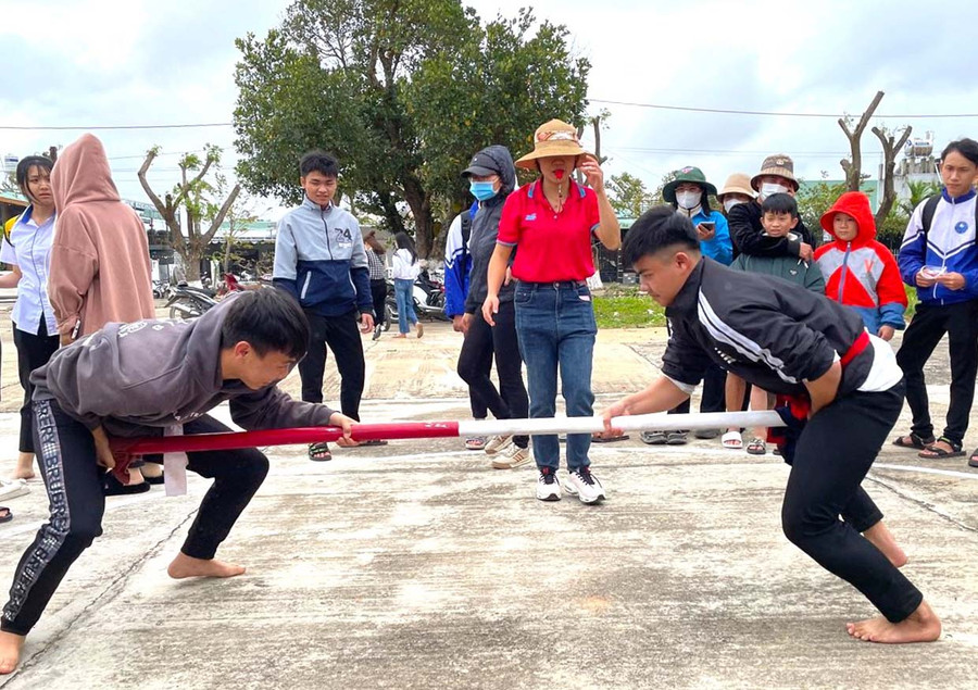 Vào dịp lễ, Tết, thị trấn Đak Pơ, huyện Đak Pơ tổ chức giao lưu văn hóa, chơi các trò chơi dân gian, thi đấu các môn thể thao truyền thống. Ảnh: Ngọc Minh