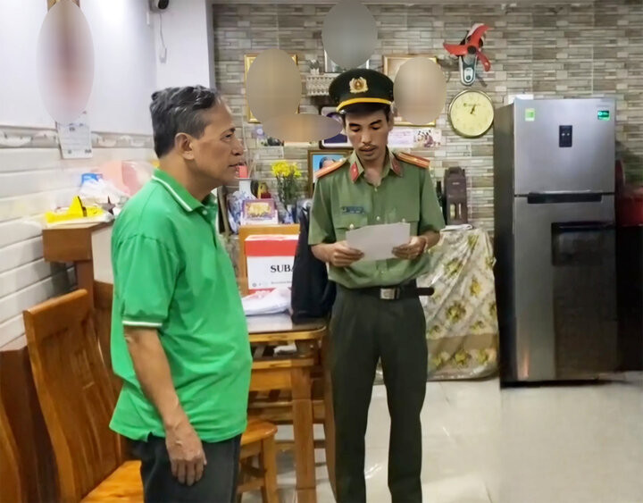 Công an đọc quyết định khởi tố, bắt giam Trần Văn Linh. Công an đọc quyết định khởi tố, bắt giam Trần Văn Linh.