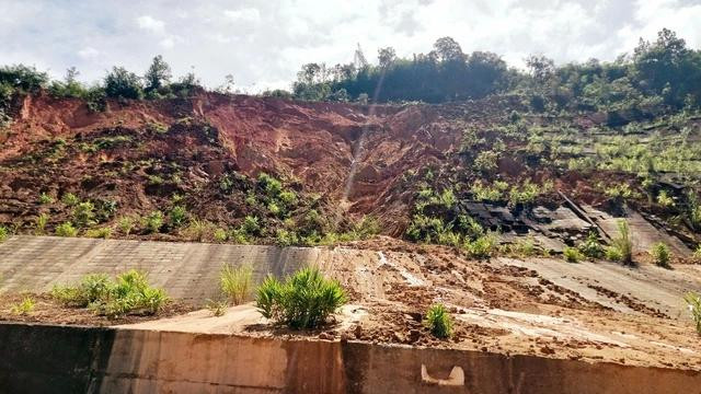 Khu vực này thường xuyên sạt lở, nhất là vào mùa mưa bão. ẢNH: ĐỨC NHẬT Khu vực này thường xuyên sạt lở, nhất là vào mùa mưa bão. ẢNH: ĐỨC NHẬT