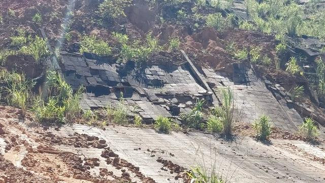 Bức tường chắn bằng bê tông bị xô lệch khỏi vị trí ban đầu. ẢNH: ĐỨC NHẬT Bức tường chắn bằng bê tông bị xô lệch khỏi vị trí ban đầu. ẢNH: ĐỨC NHẬT