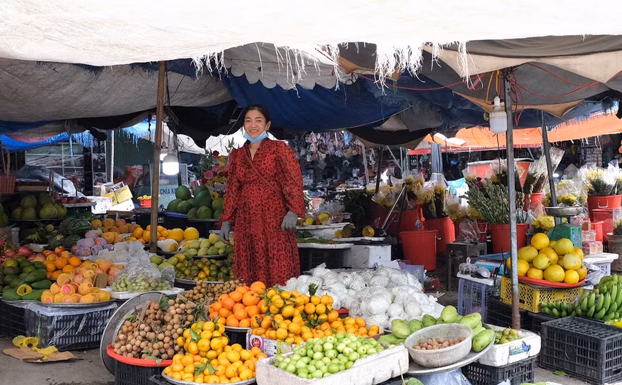 Chị Trương Thị Lành là thế hệ nối tiếp bán buôn ở chợ Đồn với sạp trái cây, hoa tươi ngay đầu chợ. Ảnh: Hoàng Ngọc Chị Trương Thị Lành là thế hệ nối tiếp bán buôn ở chợ Đồn với sạp trái cây, hoa tươi ngay đầu chợ. Ảnh: Hoàng Ngọc
