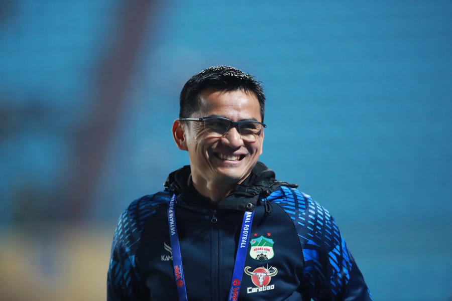 HLV Kiatisak vẫn khá lạc quan sau chuỗi trận không thành công của HAGL HLV Kiatisak vẫn khá lạc quan sau chuỗi trận không thành công của HAGL