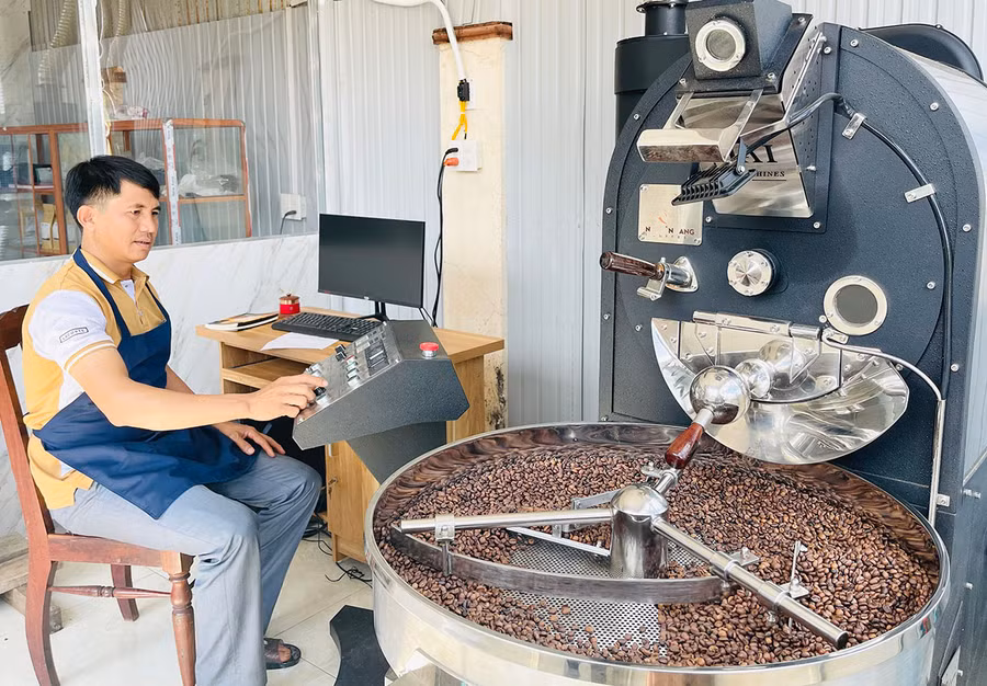 Anh Nguyễn Hữu Thuận trang bị hệ thống máy rang nhằm đáp ứng yêu cầu sản xuất cà phê khép kín. Ảnh: M.K