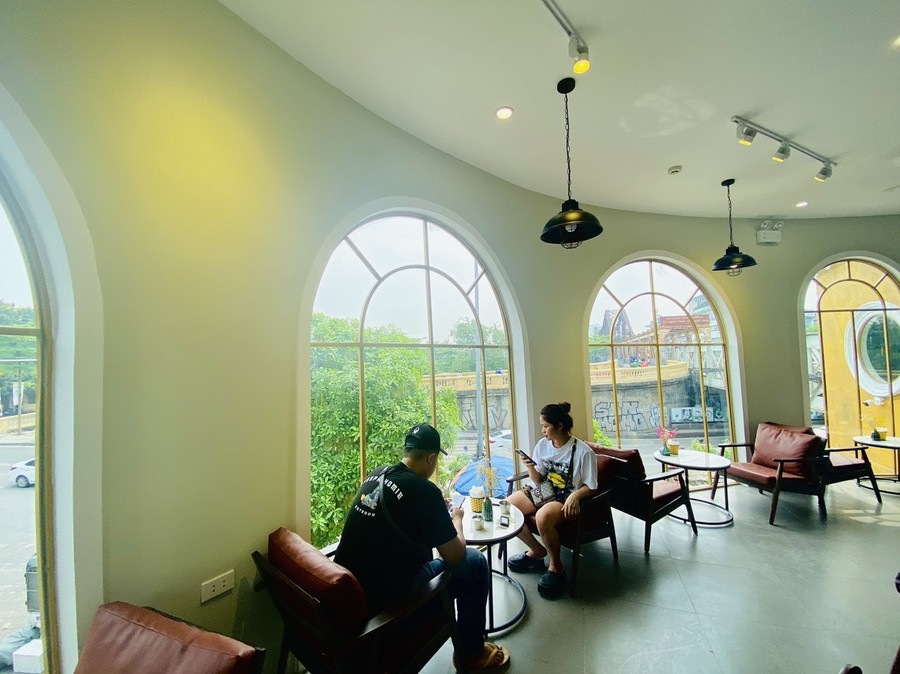 Bạn Sơn (1991, sinh sống tại khu tập thể ga Long Biên) biết đến quán một cách tình cờ, nhà bạn nằm đối diện ga Long Biên, thấy có một quán cà phê đẹp nên muốn ghé đến trải nghiệm. Dù quán mới hoạt động được vài hôm, thực khách này đã ghé quán tới 3 lần vì thích không gian và đồ uống tại đây. Bạn Sơn (1991, sinh sống tại khu tập thể ga Long Biên) biết đến quán một cách tình cờ, nhà bạn nằm đối diện ga Long Biên, thấy có một quán cà phê đẹp nên muốn ghé đến trải nghiệm. Dù quán mới hoạt động được vài hôm, thực khách này đã ghé quán tới 3 lần vì thích không gian và đồ uống tại đây.