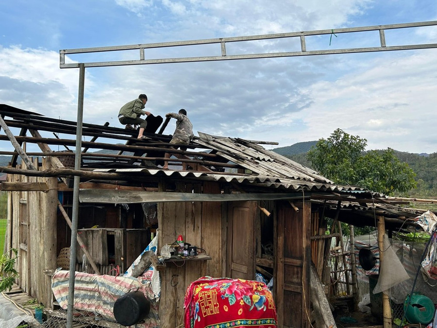 Người dân ở xã Mường Lèo, huyện Sốp Cộp (tỉnh Sơn La) dựng lại mái nhà sau trận lốc Người dân ở xã Mường Lèo, huyện Sốp Cộp (tỉnh Sơn La) dựng lại mái nhà sau trận lốc