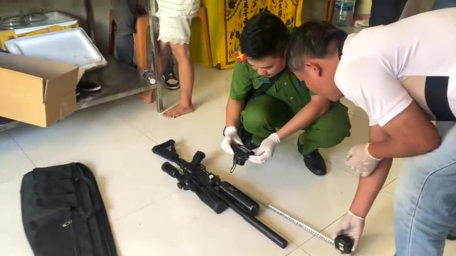 Khải mang 2 khẩu súng tới nhà người phụ nữ để giải quyết mâu thuẫn