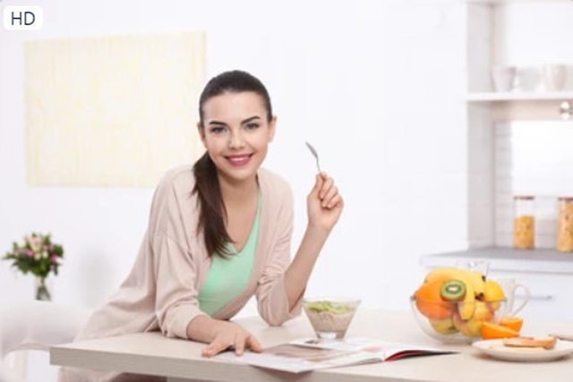 Tiêu thụ bữa sáng cân bằng trước khi uống cà phê sẽ cung cấp các chất dinh dưỡng và năng lượng thiết yếu. Ảnh: Shutterstock