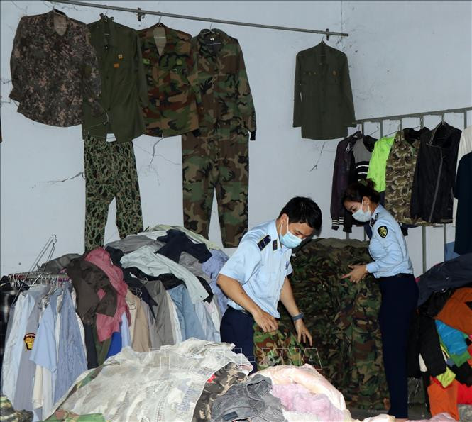 Lực lượng chức năng kiểm tra hàng hóa là quần áo rằn ri tại số 183 đường Hùng Vương, thị trấn Đăk Hà, huyện Đăk Hà (Kon Tum). Lực lượng chức năng kiểm tra hàng hóa là quần áo rằn ri tại số 183 đường Hùng Vương, thị trấn Đăk Hà, huyện Đăk Hà (Kon Tum).