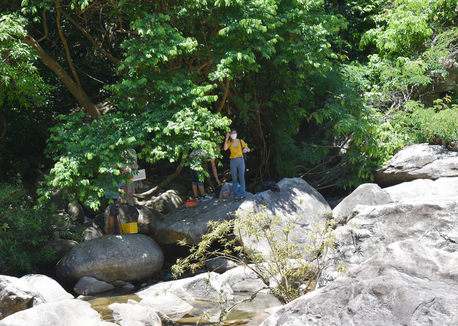 Cần nâng cao ý thức giữ gìn vệ sinh ở các điểm du lịch. Trong ảnh: Người dân và du khách mang theo thức ăn khi đến hố Giang Thơm (Núi Thành). Ảnh: P.H