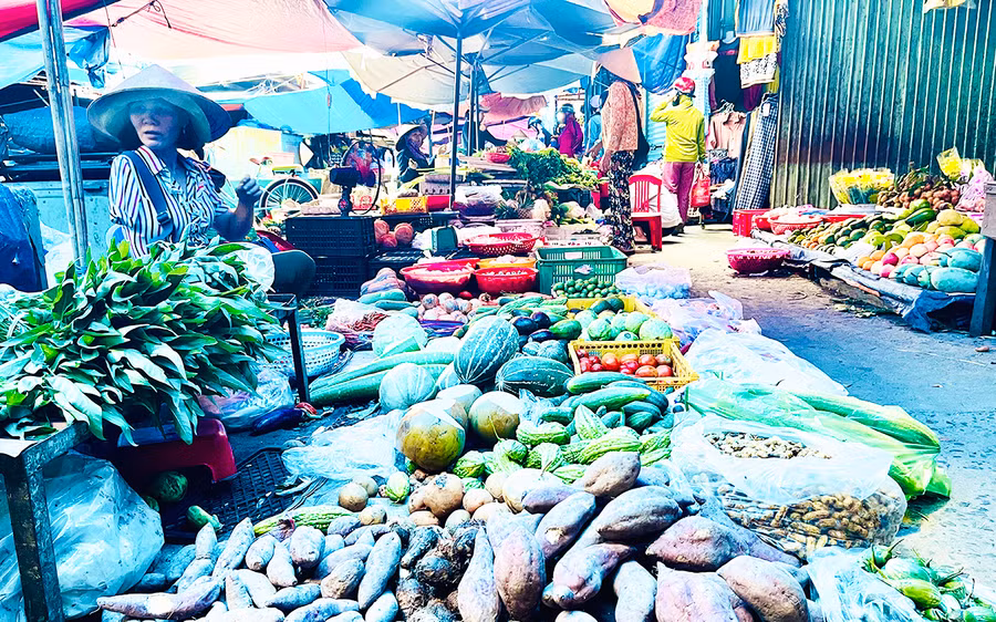 Văn minh thương mại ở chợ là việc không nói thách, nâng giá, cân đúng, cân đủ. Ảnh: Vũ Thảo