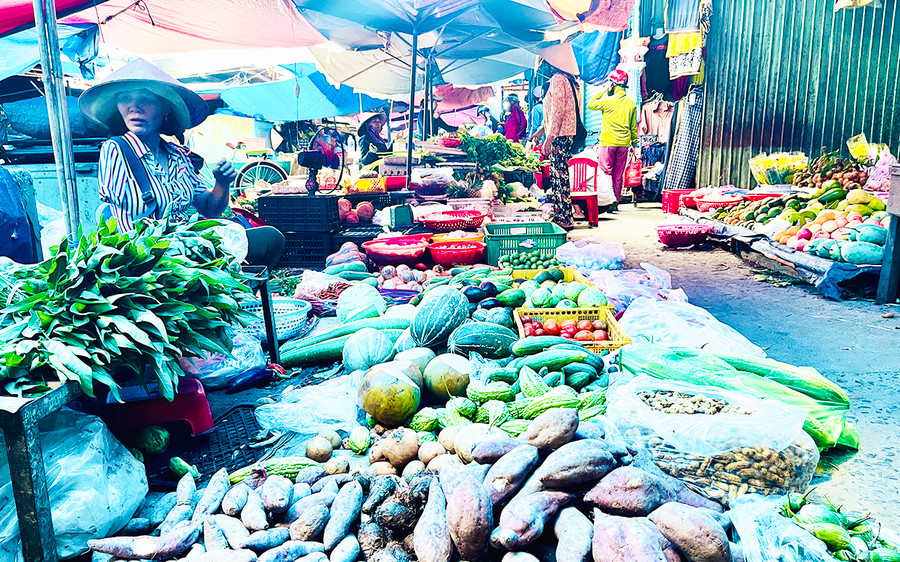 Văn minh thương mại ở chợ là việc không nói thách, nâng giá, cân đúng, cân đủ. Ảnh: Vũ Thảo Văn minh thương mại ở chợ là việc không nói thách, nâng giá, cân đúng, cân đủ. Ảnh: Vũ Thảo