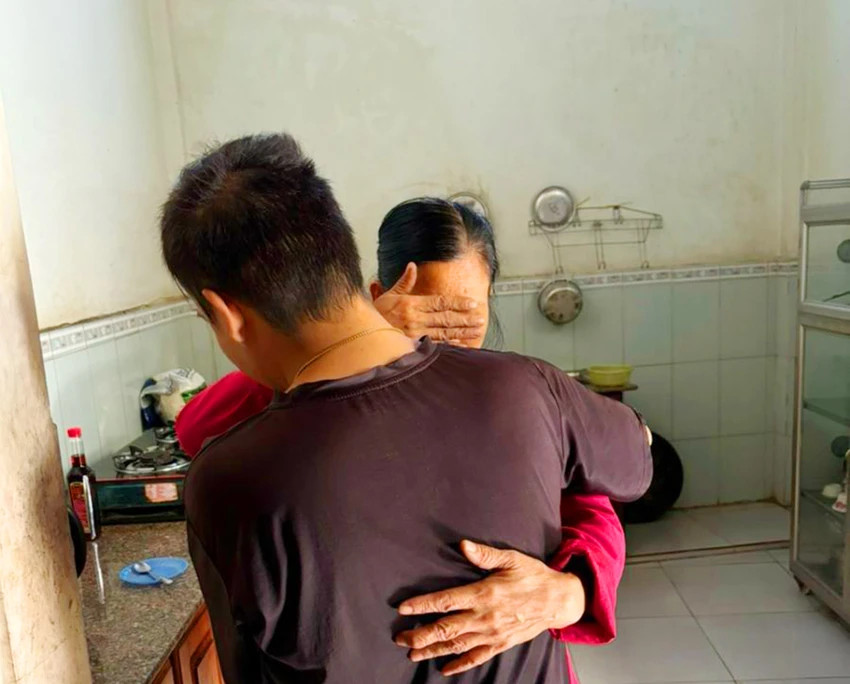 Được giải cứu và đưa về nhà an toàn, hai mẹ con anh H vô cùng xúc động lúc gặp nhau. Ảnh: CACC