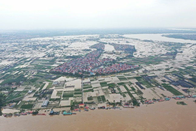 Xã Văn Đức (Gia Lâm, Hà Nội) vẫn bị chia cắt bởi nước lũ. Ảnh: Minh Đức Xã Văn Đức (Gia Lâm, Hà Nội) vẫn bị chia cắt bởi nước lũ. Ảnh: Minh Đức