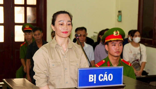 Bị cáo Trương Thị Hương (cô đồng "đúng nhận, sai cãi") tại phiên tòa sơ thẩm Bị cáo Trương Thị Hương (cô đồng "đúng nhận, sai cãi") tại phiên tòa sơ thẩm