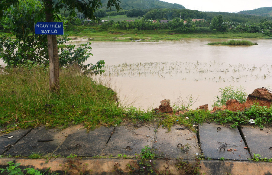 Một vị trí sạt lở tại Khu trung tâm hành chính huyện Kon Rẫy. Ảnh: H.L