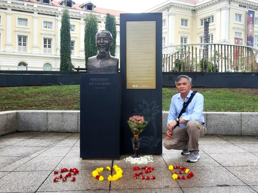 . Tác giả bài viết bên tượng đài Chủ tịch Hồ Chí Minh. Ảnh Nguyễn Thuật . Tác giả bài viết bên tượng đài Chủ tịch Hồ Chí Minh. Ảnh Nguyễn Thuật