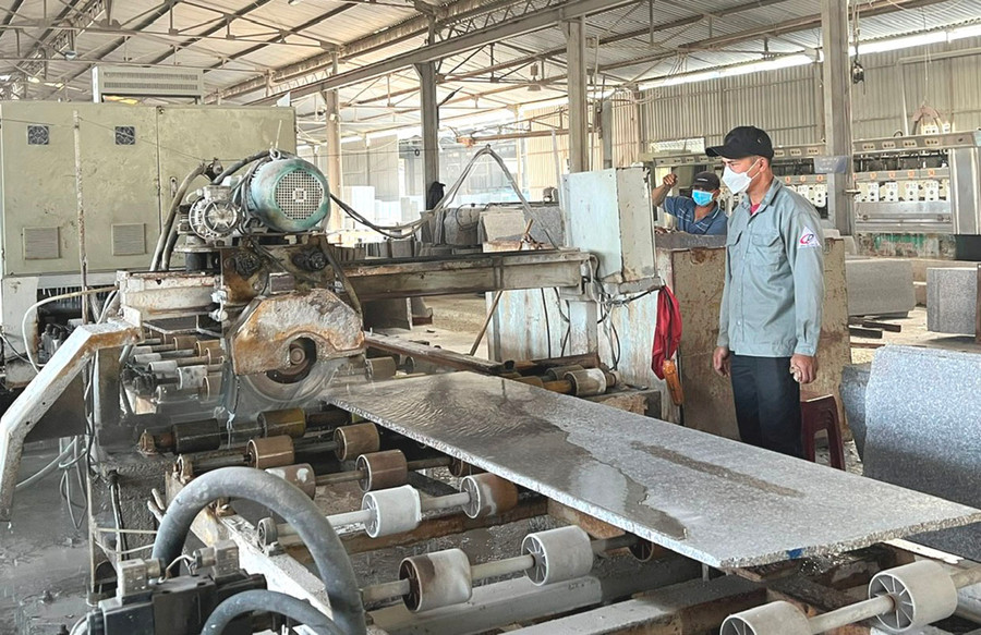 Lao động làm ở Nhà máy đá granite Quốc Duy được hướng dẫn quy trình ATVSLĐ, đảm bảo môi trường làm việc an toàn, hiệu quả. Ảnh: Đinh Yến Lao động làm ở Nhà máy đá granite Quốc Duy được hướng dẫn quy trình ATVSLĐ, đảm bảo môi trường làm việc an toàn, hiệu quả. Ảnh: Đinh Yến