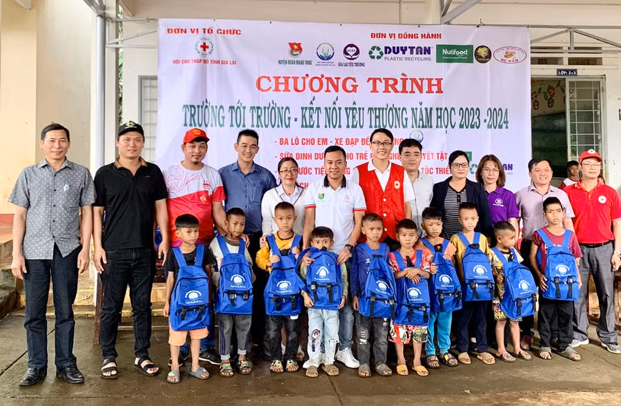 Ban tổ chức chương trình trao các phần quà cho học sinh có hoàn cảnh khó khăn trên địa bàn xã Đak Ta Ley, huyện Mang Yang. Ảnh: N.N