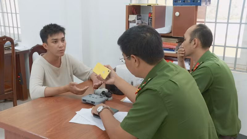 Cơ quan điều tra lấy lời khai của đối tượng.