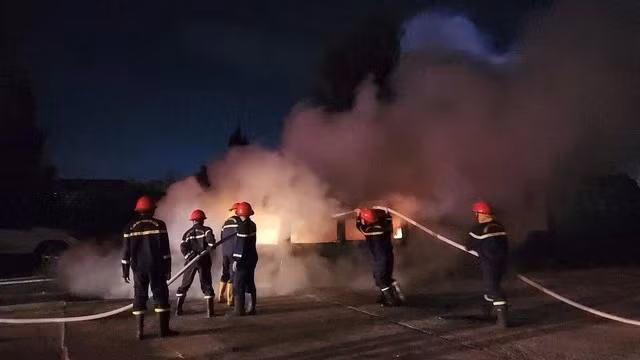 Lực lượng Cảnh sát PCCC chuyên nghiệp nỗ lực dập lửa