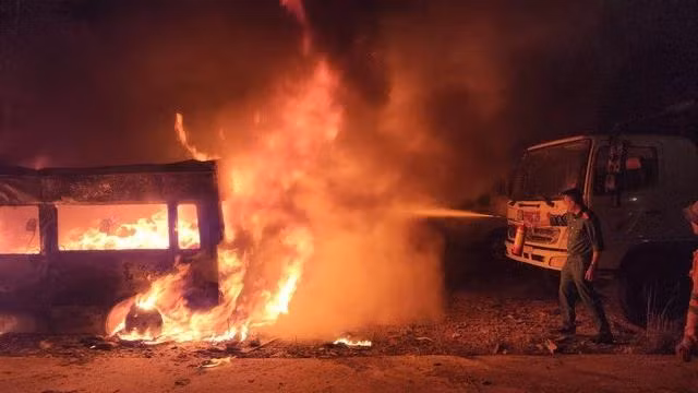 Công an địa phương dùng bình chữa cháy mini để khống chế lửa lây lan ra các xe khác