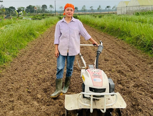 Cô gái trẻ bên chiếc máy cày tự tay làm đất, trồng rau... Cô gái trẻ bên chiếc máy cày tự tay làm đất, trồng rau...