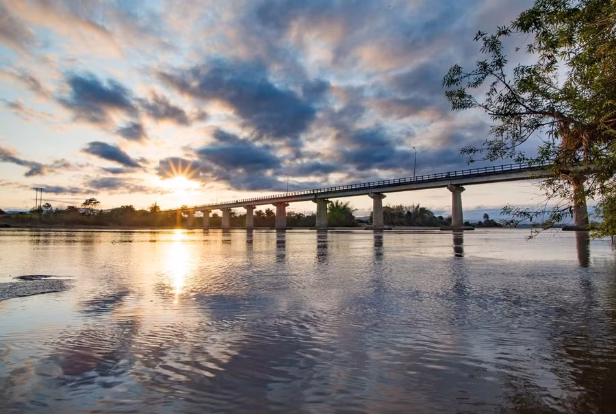 Cầu Bến Mộng (thị xã Ayun Pa). Ảnh: Văn Vũ