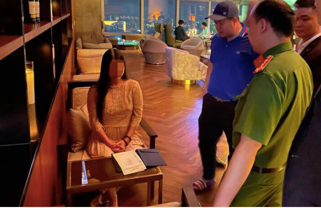 Phía nhà hàng mời công an đến làm việc với cô gái. Ảnh: M.X.H. Phía nhà hàng mời công an đến làm việc với cô gái. Ảnh: M.X.H.