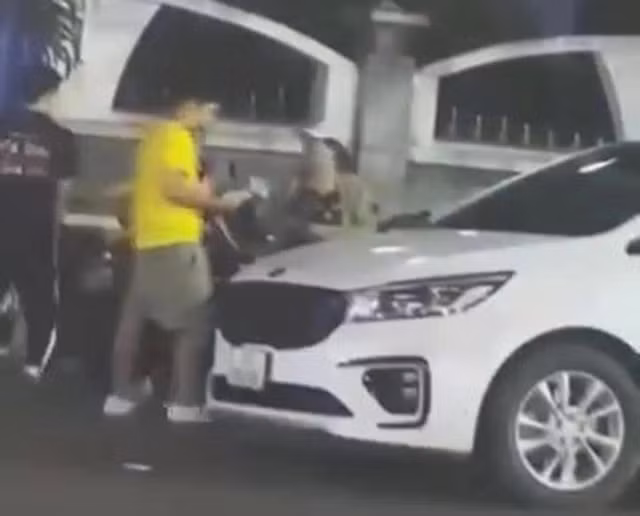 Ảnh được cho là thu tiền đỗ xe trái quy định trên đường Nguyễn Huệ, TP Quy Nhơn vào tối 28-4 - Ảnh cắt từ clip