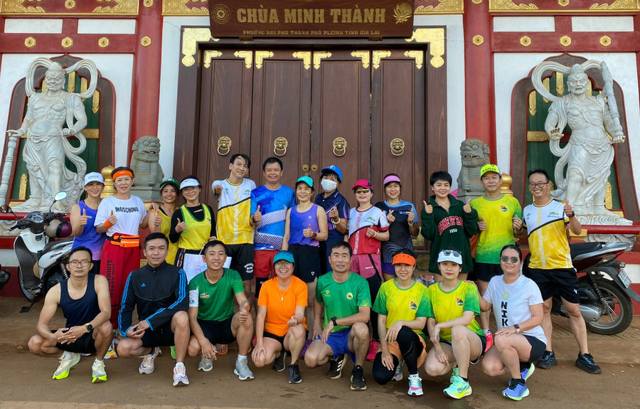 Anh Việt (thứ 5 từ trái qua, hàng trên) đã mở lòng với mọi người từ khi tham gia chạy bộ. Ảnh: Văn Ngọc