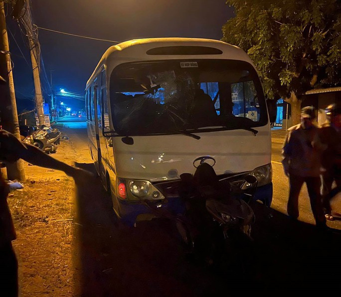 Chiếc ôtô khách do T. trộm và điều khiển va chạm với xe máy. Ảnh: CA Chiếc ôtô khách do T. trộm và điều khiển va chạm với xe máy. Ảnh: CA