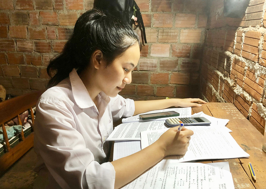 Em Đoàn Thị Nhị Thảo (lớp 12A1, Trường THPT A Sanh) đang ôn tập để đạt kết quả cao tại kỳ thi tốt nghiệp THPT năm 2023. Ảnh: Minh Nhật Em Đoàn Thị Nhị Thảo (lớp 12A1, Trường THPT A Sanh) đang ôn tập để đạt kết quả cao tại kỳ thi tốt nghiệp THPT năm 2023. Ảnh: Minh Nhật