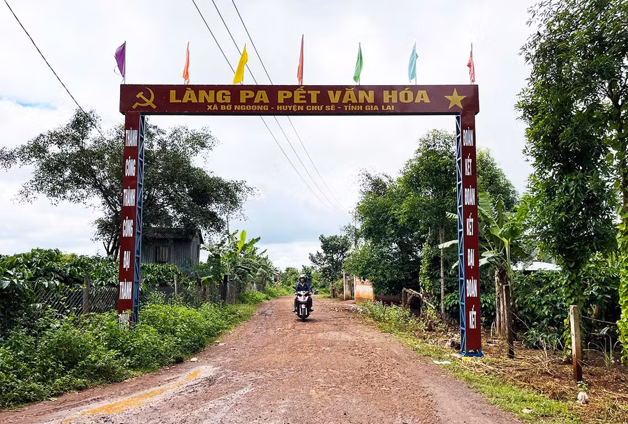 Phó Thủ tướng Trần Lưu Quang vừa ký quyết định triển khai cơ chế, chính sách đặc thù đẩy nhanh tiến độ chương trình mục tiêu quốc gia. Ảnh: Phương Vi