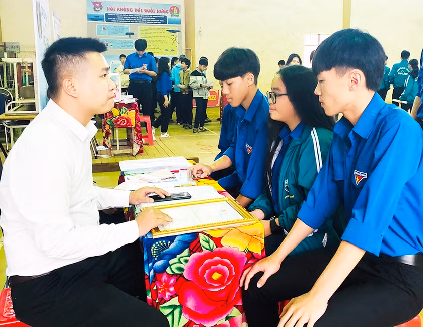 Các em học sinh trên địa bàn TP. Pleiku được tư vấn, định hướng nghề nghiệp. Ảnh: Phan Lài