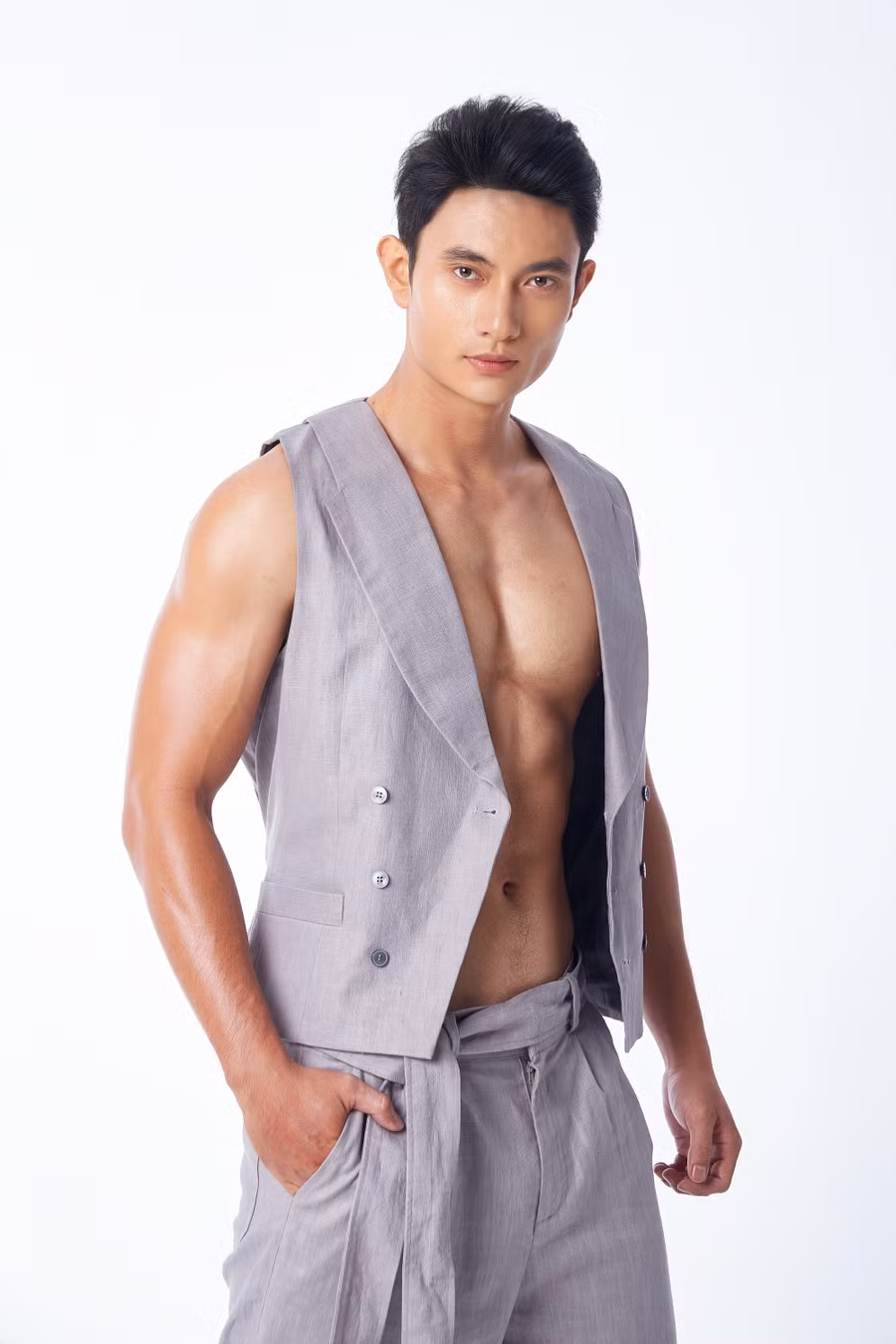 Huấn luyện viên boxing dự thi Nam vương Quốc tế 2023 - Ảnh 6. Phạm Minh Quyền chia sẻ: "Thành tích của cả hai tại đấu trường này khiến tôi cũng có chút áp lực. Tuy nhiên, dù áp lực hay không, điều quan trọng là tôi phải nỗ lực và quyết tâm, tôi đã sẵn sàng lên đường và chinh chiến". Ảnh: Nguyễn Dương - Hứa Quý Long