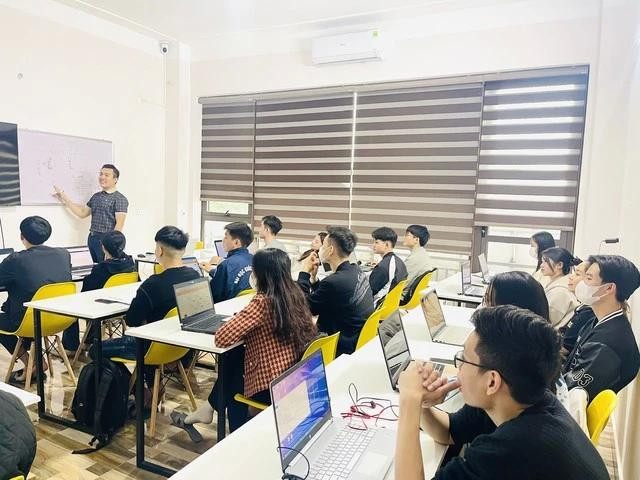 Ông Peter Phạm, Giám đốc điều hành PTE Magic, trong một tiết dạy tại trung tâm. ẢNH: NGỌC LONG Ông Peter Phạm, Giám đốc điều hành PTE Magic, trong một tiết dạy tại trung tâm. ẢNH: NGỌC LONG