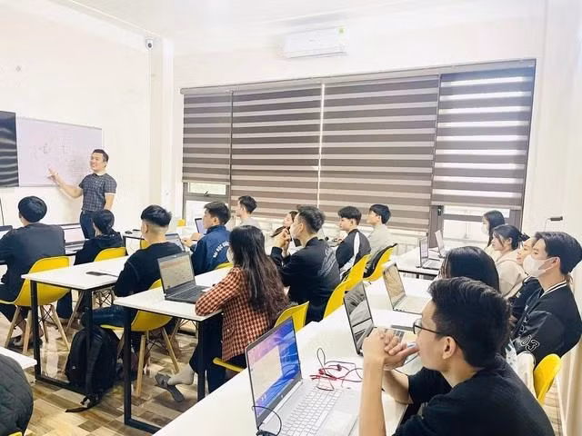 Ông Peter Phạm, Giám đốc điều hành PTE Magic, trong một tiết dạy tại trung tâm. ẢNH: NGỌC LONG