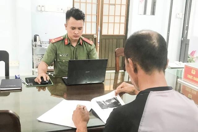 Công an làm việc với ông H.V.C.Ảnh: T.Q Công an làm việc với ông H.V.C.Ảnh: T.Q