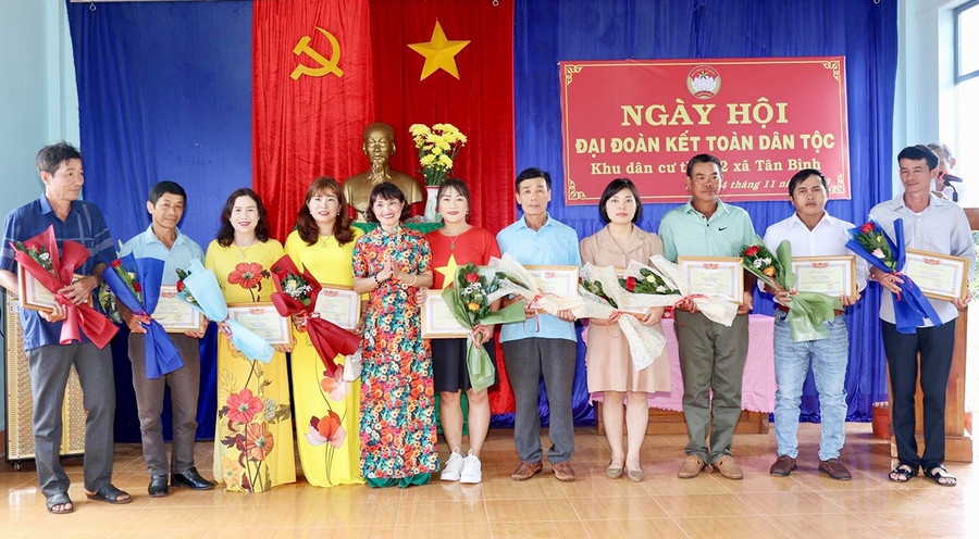 Thông qua ngày hội đại đoàn kết toàn dân tộc, người dân xã Tân Bình (huyện Đak Đoa) ngày càng có ý thức xây dựng gia đình hạnh phúc, ấm no. Ảnh: Thanh Tuấn