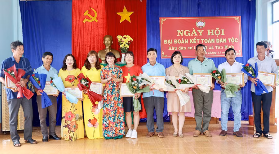 Thông qua ngày hội đại đoàn kết toàn dân tộc, người dân xã Tân Bình (huyện Đak Đoa) ngày càng có ý thức xây dựng gia đình hạnh phúc, ấm no. Ảnh: Thanh Tuấn