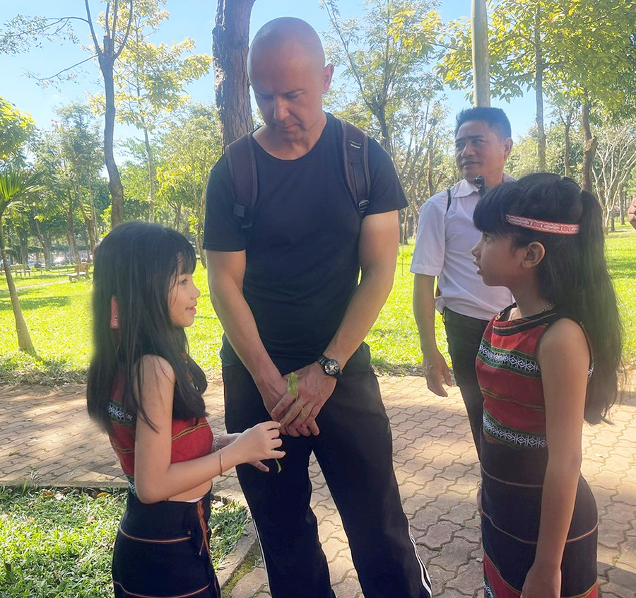 Em H'Srian (bìa trái) và HSrina tự tin giao lưu với du khách nước ngoài. Ảnh: P.D Em H'Srian (bìa trái) và HSrina tự tin giao lưu với du khách nước ngoài. Ảnh: P.D