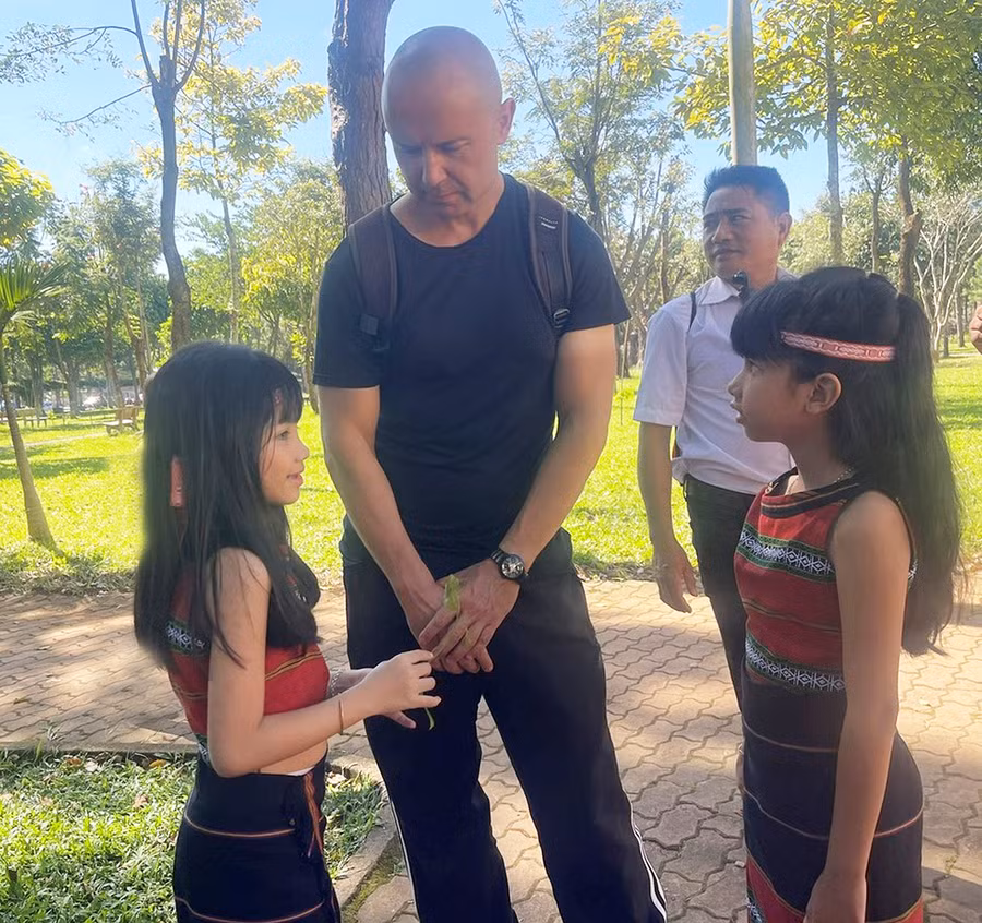 Em H'Srian (bìa trái) và HSrina tự tin giao lưu với du khách nước ngoài. Ảnh: P.D