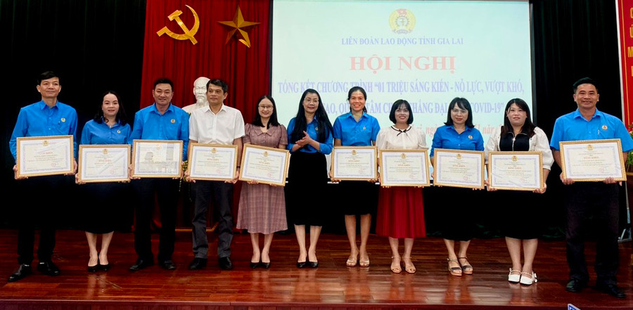 Liên đoàn Lao động tỉnh Gia Lai tặng bằng khen cho các đơn vị có thành tích xuất sắc tiêu biểu trong tham gia Chương trình 1 triệu sáng kiến. Ảnh: Đinh Yến Liên đoàn Lao động tỉnh Gia Lai tặng bằng khen cho các đơn vị có thành tích xuất sắc tiêu biểu trong tham gia Chương trình 1 triệu sáng kiến. Ảnh: Đinh Yến