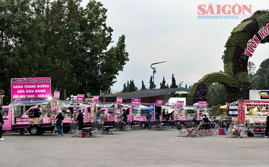 Khu ẩm thực đêm của Vườn hoa TP Đà Lạt sẽ kết nối với tuyến phố đi bộ đường Trần Quốc Toản tạo thành chuỗi hoạt động ven hồ Xuân Hương. Ảnh: ĐOÀN KIÊN Khu ẩm thực đêm của Vườn hoa TP Đà Lạt sẽ kết nối với tuyến phố đi bộ đường Trần Quốc Toản tạo thành chuỗi hoạt động ven hồ Xuân Hương. Ảnh: ĐOÀN KIÊN