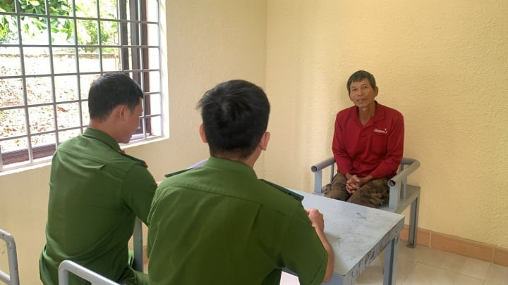 Lực lượng chức năng di lý vợ chồng Hải từ Đắk Nông về Quảng Ngãi. (Ảnh: Đ.X) Lực lượng chức năng di lý vợ chồng Hải từ Đắk Nông về Quảng Ngãi. (Ảnh: Đ.X)
