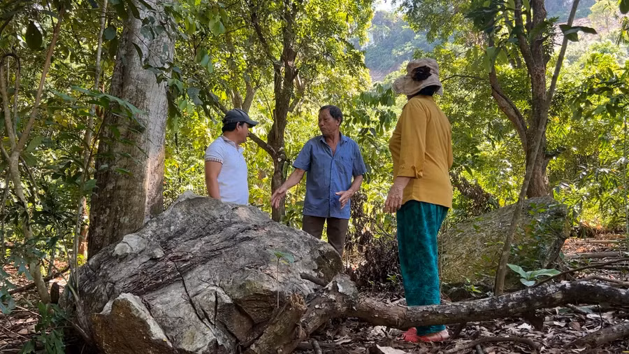 Tảng đá lớn lăn xuống nhà ông Thắng.