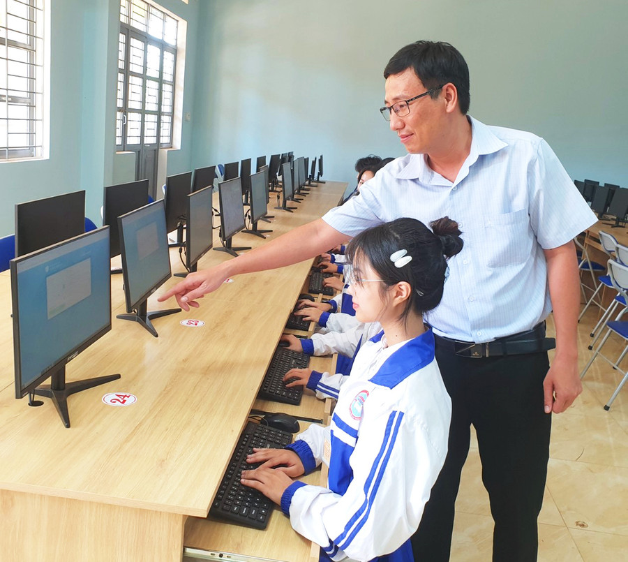 Thầy Trần Đại Thắng-giáo viên Trường THPT Nguyễn Chí Thanh (TP. Pleiku) hướng dẫn học sinh thử đăng ký dự thi tốt nghiệp THPT trực tuyến. Ảnh: Mộc Trà Thầy Trần Đại Thắng-giáo viên Trường THPT Nguyễn Chí Thanh (TP. Pleiku) hướng dẫn học sinh thử đăng ký dự thi tốt nghiệp THPT trực tuyến. Ảnh: Mộc Trà