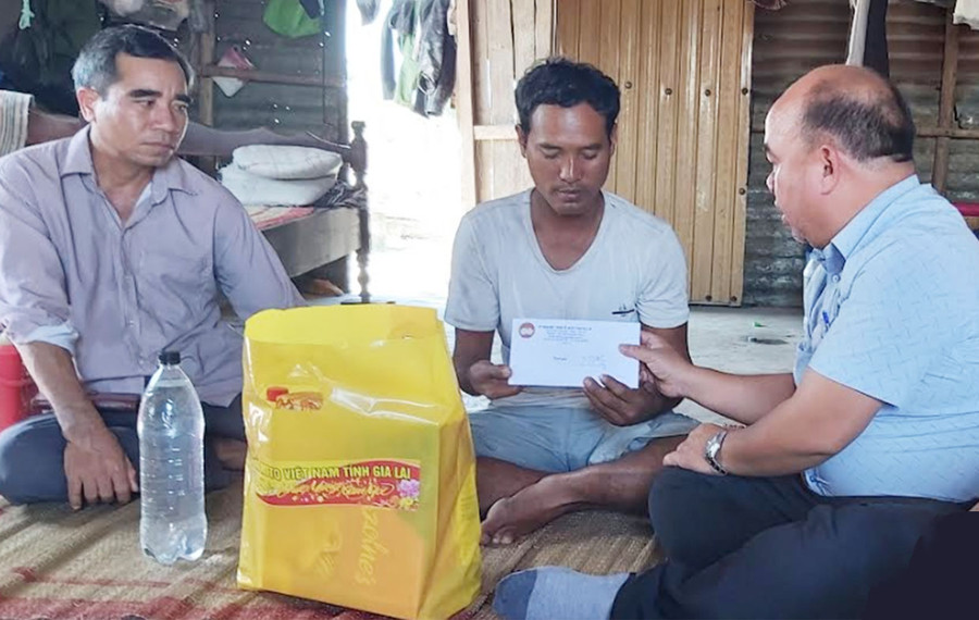 Ông siu Trung-Phó Chủ tịch Ủy ban MTTQ Việt Nam tỉnh (bìa phải) tặng quà cho gia đình anh Siu Thoan là hộ nghèo tại xã Ia Piar. Ảnh: Ngọc Anh Ông siu Trung-Phó Chủ tịch Ủy ban MTTQ Việt Nam tỉnh (bìa phải) tặng quà cho gia đình anh Siu Thoan là hộ nghèo tại xã Ia Piar. Ảnh: Ngọc Anh