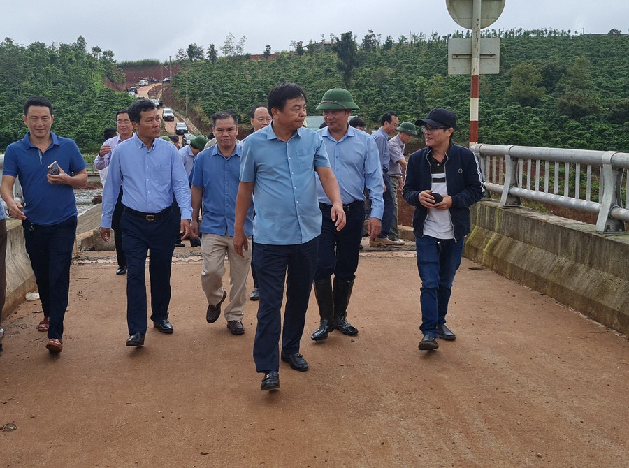 Thứ trưởng Bộ Nông nghiệp và Phát triển Nông thôn Nguyễn Hoàng Hiệp cùng đoàn công tác khảo sát tình hình sạt lở tại đập Đắk N'Ting. Ảnh: Cường Mai Thứ trưởng Bộ Nông nghiệp và Phát triển Nông thôn Nguyễn Hoàng Hiệp cùng đoàn công tác khảo sát tình hình sạt lở tại đập Đắk N'Ting. Ảnh: Cường Mai